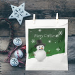 Sacolinha Green Snowman Winter Scenery Christmas Favor Bolsa<br><div class="desc">O pacote dá presentes neste feriado com um Verde Snowman Winter Scenery para o Natal Bag. O design de bolsa de favores apresenta um boneco de neve feliz em uma cena de neve contra um fundo verde adornado com flocos de neve de cor correspondente. Itens adicionais de presentes e feriados...</div>