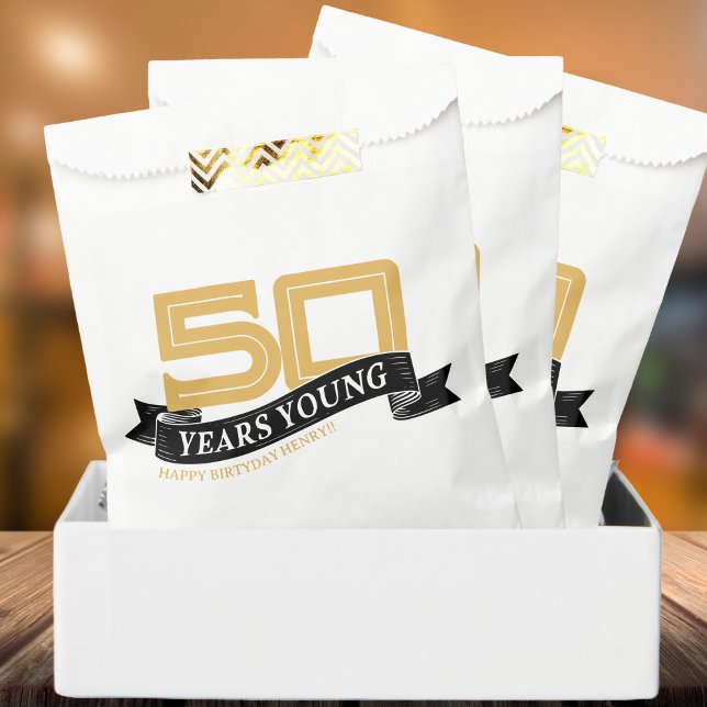 Sacolinha Jovem faixa de 50 anos preto e Dourado 50º anivers (Black & Gold 50 Years Young Banner 50th Birthday Favor Box)