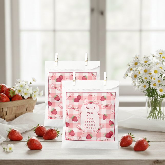 Sacolinha Laços de Ginga Vermelha de Morango para o Primeiro (Berry First Birthday Strawberry Red Gingham Bows Favor Bag)