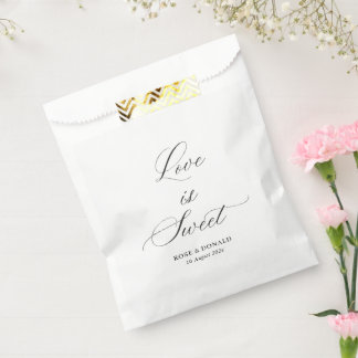 Sacolinha Love is sweet black script wedding