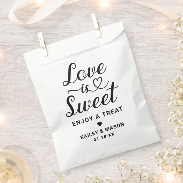 Sacolinha Love is Sweet Modern Black Heart Script Wedding (Cortado)