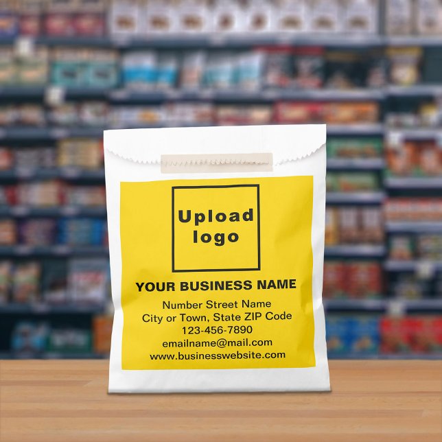 Sacolinha Marca comercial amarela na barra de papel (Paper bag with yellow business branding displayed in a store)