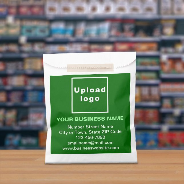 Sacolinha Marca comercial verde na barra de papel (Paper bag with green business branding displayed in a store)