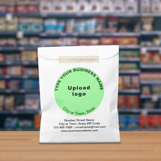 Sacolinha Marca empresarial leve e rodada em papel (Paper bag with light green round business branding displayed in a store)