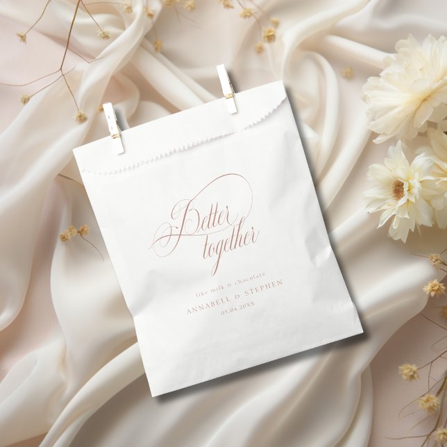 Sacolinha Melhor Juntos! Moderno, Caligrafia, Casamento (Better Together-Like Milk & Chocolate! Modern, Calligraphy, Wedding Favor Bag with your Name & Date.)