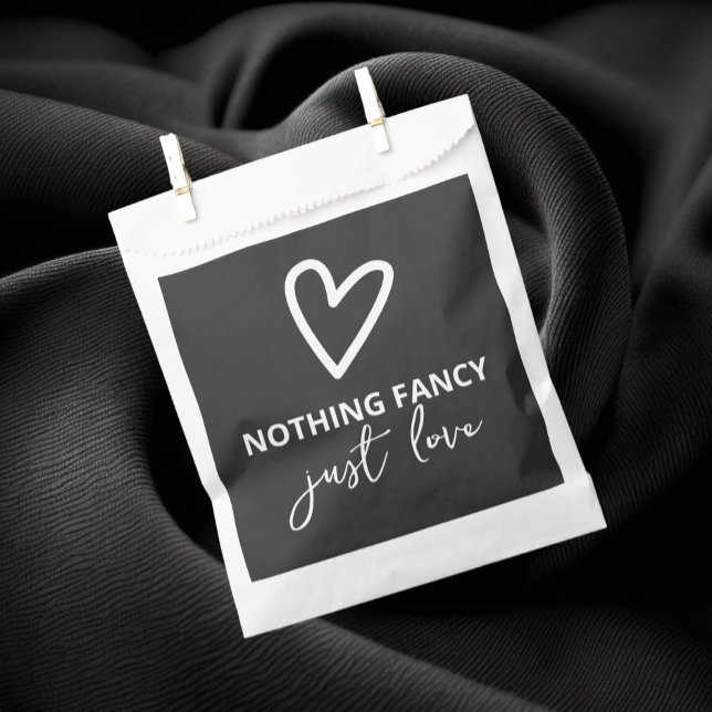 Sacolinha Nada De Rico Apenas Ama O Casamento De Padrões De  (Nothing Fancy Just Love Heart Pattern Wedding Favor Bags from Ricaso. Dark grey & white)