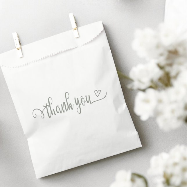 Sacolinha Nada De Rico Só Ama Obrigado (Nothing Fancy Just Love Thank You Favor Bags from Ricaso. Sage green typography and love heart)