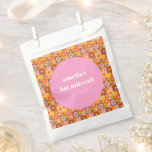 Sacolinha Nome Personalizado do Bat Mitzvah Laranja Cor-de-C<br><div class="desc">Estas bolsas personalizadas acrescentam um toque festivo e personalizado à sua comemoração! Apresentando um vibrante design geométrico e floral em pinças quentes, laranjas e dourados, eles são perfeitos para um Bat Mitzvah ou qualquer evento especial. O quadro circular moderno põe em evidência o nome e a data do celebrante, criando...</div>