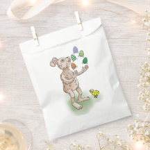 O Coelho de Páscoa faz malabarismo com os ovos de