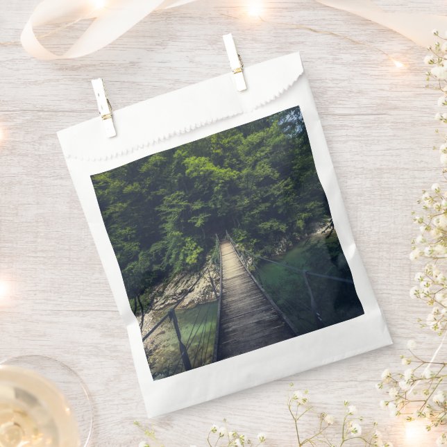 Sacolinha Ponte de suspensão simples sobre o rio Idrijca, Sl (Cortado)