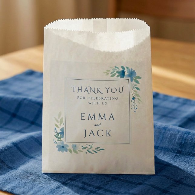 Sacolinha presente de casamento floral azul elegante (Elegant blue floral wedding gift favor bag.)