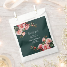 Rosas vermelhas e rosadas escuras e sombrias, casa