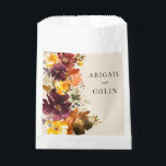 Sacolinha Russo Marsala Queimou Laranja Fall Wreath<br><div class="desc">Elementos: flores vibrantes de queda contra um fundo de pêssego pálido. Fontes clássicas de serif. Cores: marsala,  laranja,  siena queimada,  ameixa,  verde,  pêssego. Temas: rústico,  outono,  outono,  boho,  boêmia,  país,  safra. Coleção: Rustic Marsala Burnt Orange Fall Wreath Wedding Collection. Tipo de produto: Favor Bag</div>