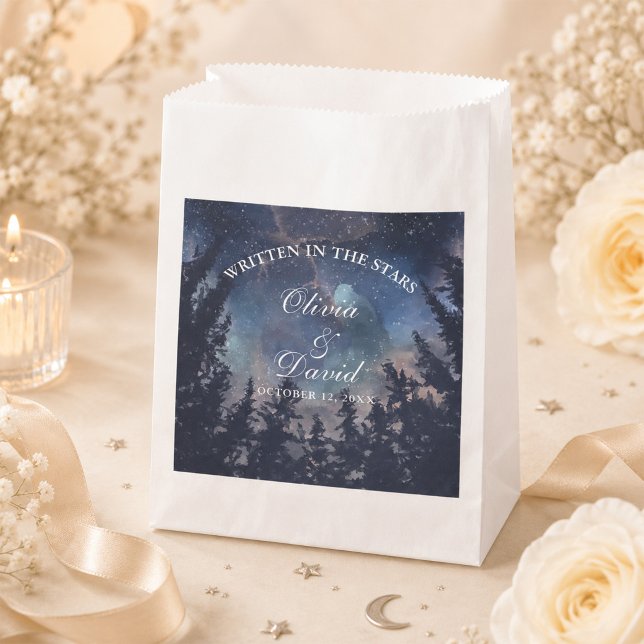 Sacolinha Saco de Favor de Casamento Celestial Floresta Estr (Starry Night Forest Celestial Wedding Favor Bag on an elegant celestial wedding table)