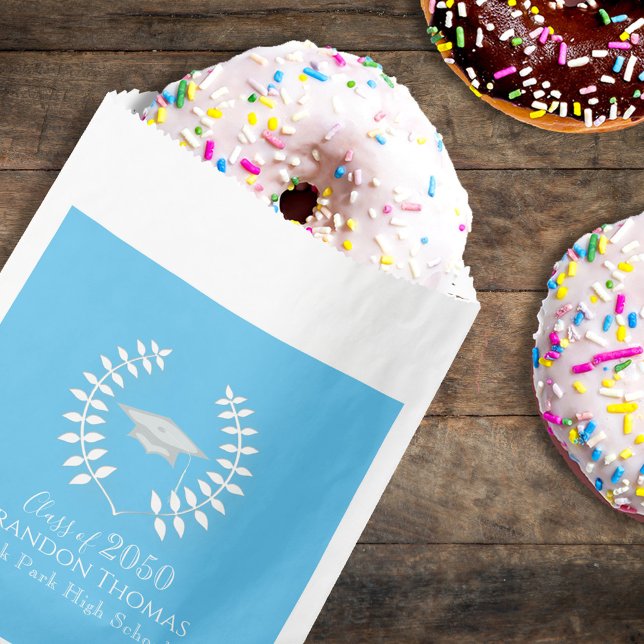 Sacolinha Saco de Favor de Doces de Formatura Azul Clássico  (Classic Carolina blue graduation candy favor bag with simple typography for party treats.)