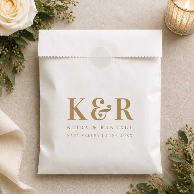 Sacolinha Saco de Favor de Papel | Sacos de Presente de Mono (Personalized paper favor bag with wedding monogram, couple names, date, and venue details.)