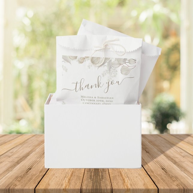 Sacolinha Sage Green deixa o tratado favorável ao casamento (Wedding favor bag with elegant greenery and foliage.)