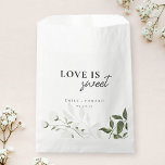 Sacolinha Sage Green e White Floral Love é doce<br><div class="desc">Bolsa personalizada de biscoito de casamento e doces com "amor é doce",  verde-sábio e design floral branco.</div>