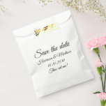 Sacolinha Salvar o anúncio de casamento de script personaliz<br><div class="desc">Salve a Data,  script personalizado,  texto de caligrafia Anúncio de casamento Bolsas bonitinhas e engraçadas de Favor. Texto preto de script totalmente personalizável e fundo branco de cor simples.</div>