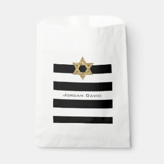 Sacolinha Stripes em preto e branco com estrela dourada de D