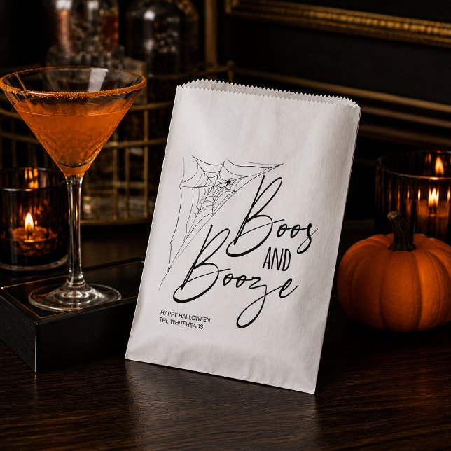 Sacolinha Teia de Aranha de Maldições e Bebidas Halloween (Raise a glass to spooky season with this playful “Boos and Booze” Halloween favor bag!)