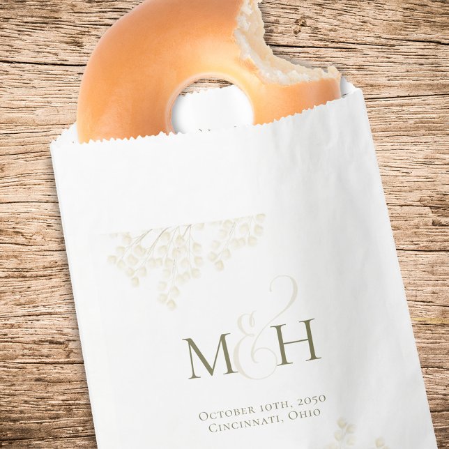 Sacolinha Termo de Casamento do Monograma de Script Elegante (Wedding favor bag with elegant greenery and foliage.)