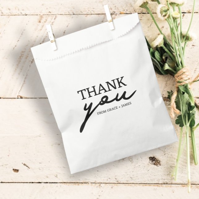 Sacolinha Tipografia Simples Obrigado Casamento Personalizad (Simple Typography Thank You Personalized Wedding Favor Bags from Ricaso. Modern black and white text)