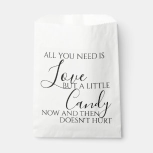 Sacolinha Tudo o que precisa é de amor doce de casamento.