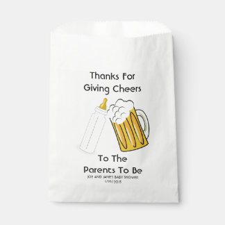 Sacolinha Um Bebê Está Fazendo Bolsas De Favor