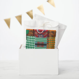 Sacolinha um padrão verde e preto com uma árvore no meio