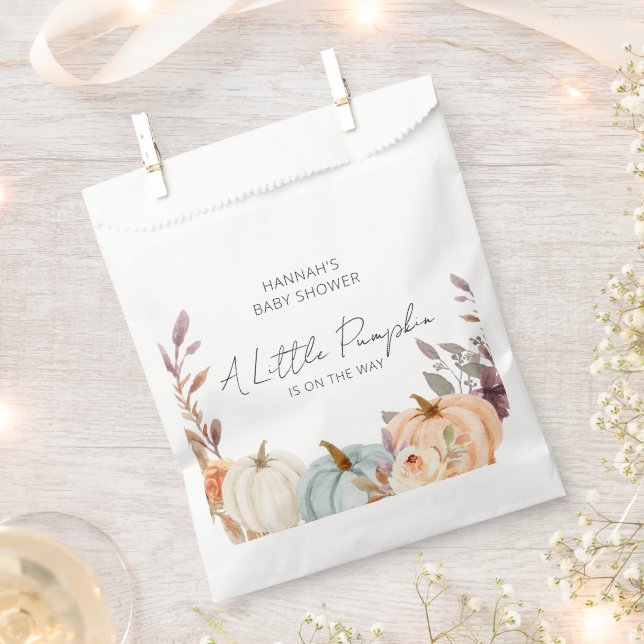 Sacolinha Um Pequeno Pumpkin está no caminho do Chá de frald (Cortado)