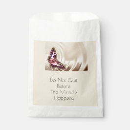 Sacolinha Uma borboleta cor-de-rosa sobre um fundo de natas