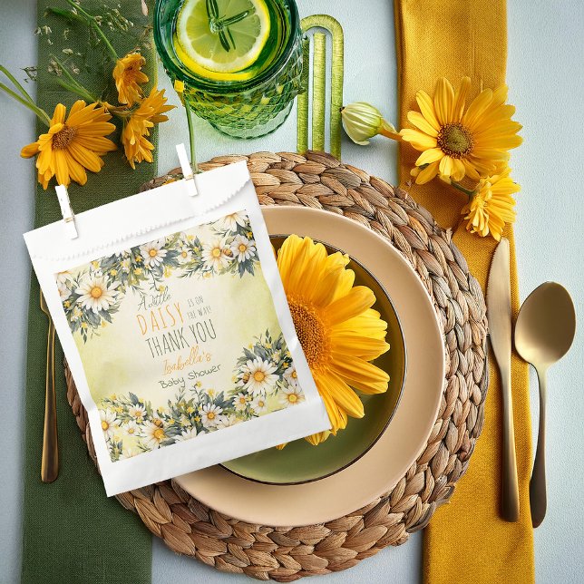 Sacolinha Uma Pequena Margarida Está A Caminho Do Chá de fra ("A Little Daisy Is On The Way!" Daisies Yellow, White and Green Floral Girl Baby Shower Favor Bags)