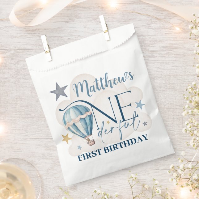 Sacolinha Urso num Livro Branco sobre Balões Favorece Bolsas (Cortado)