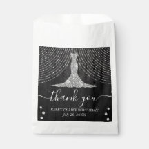 Vestido de diamante prateado na Festa de aniversár