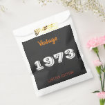 Sacolinha Vintage 1973 Favor Bag - 53ª Festa de aniversário<br><div class="desc">Comemore em estilo retrô com este saco de favoritos da Edição Limitada Vintage de 1973, projetado para 53 anos. Perfeito para segurar favoritos para festas, doces ou pequenos presentes, essas bolsas acrescentam um toque divertido e nostálgico às celebrações do marco. 🎁 Perfeito para: 53ª festa de aniversário favorece e trata...</div>
