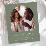 Sage do Script de Arco de Fotos do Orçamento Verde<br><div class="desc">Este simples e minimalista Cartão Salvar a Data apresenta um boho de fotos acima das palavras "Salvar a Data" em um elegante roteiro de manuscrito branco, seguido pelos nomes do casal, data do casamento e cidade em sans serif em um fundo verde sábio. Adicione uma mensagem mais detalhada com informações...</div>