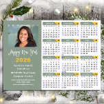 Sage Green 2026 Calendar Business Simple Magnetic<br><div class="desc">Cartão Magnético de Feriado Moderno de Negócios com Script Manuscrito de Calendário do Sage Green 2026 com Calendário 2026 com feriados. Todos os textos estão pré-organizados para que você personalize fácil e rapidamente com seus próprios detalhes.</div>
