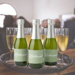 Sage Green Bridesmaid Script Simples Estilizado<br><div class="desc">Etiquetas autoadesivas para as suas miniembalagens de vinho espumante que apresentam uma cor verde-de-moda e-sábio juntamente com a "Bridesmaid" impressa em guião branco e estilizado. Uma ideia excelente para quando dá as damas de honra,  além de planejar uma festa de solteira!</div>