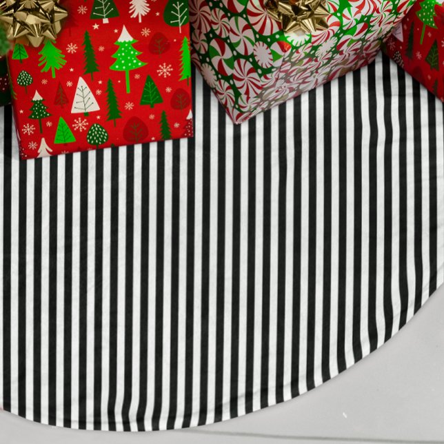Saia Para Árvore De Natal De Lã Listras pretas e brancas (Black and White Stripes Fleece Tree Skirt)