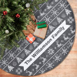 Saia Para Árvore De Natal De Lã Nórdico Moderno Knit Febre<br><div class="desc">Celebre a época de férias em "estilo" com este estilo moderno, nórdico, um padrão feio de camisolas, nome personalizado saia da árvore de Natal! Árvores bonitas, brancas, renas e ornamentos em branco recobrem um fundo de quadro. Personalize com seu nome ou saudação personalizada. Diâmetro de 44", destinado ao ajustado da...</div>