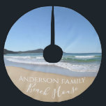 Saia Para Árvore De Natal De Poliéster Beach House<br><div class="desc">Adicione o estilo costeiro à sua casa com esta saia personalizada de árvore perfeita para a sua casa de praia neste Natal. A design apresenta uma fotografia de um tipo das ondas azuis tranquilas e areia macia das Rochas de Selo, ao largo da costa de Sydney, Austrália. O texto branco...</div>