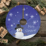 Saia Para Árvore De Natal De Poliéster Blue Snowman Winter Scense Christmas Tree Skirt<br><div class="desc">Traga o charme festivo para sua decoração de férias com esta saia azul de Natal da Cena de Neve. Apresentando um design branco de um boneco de neve alegre em um chapéu cercado por uma cena de inverno de queda de neve e flocos de neve brancos, esta saia-árvore define o...</div>