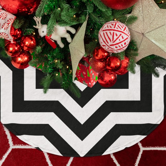 Saia Para Árvore De Natal De Poliéster Chevron Preto e Branco (Black and White Chevron Brushed Polyester Tree Skirt)