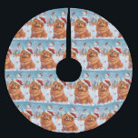 Saia Para Árvore De Natal De Poliéster Chow Chow Winter Wonderland Natal Joy<br><div class="desc">Este design festivo captura o espírito alegre da época de férias, apresentando um adorável filhote vestindo um chapéu de Papai Noel. O cachorro está aninhado numa terra maravilhosa de inverno, completo com um boneco de neve, uma árvore de Natal decorada, e presentes lindamente envoltos. Os flocos de neve caem suavemente,...</div>