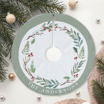 Saia Para Árvore De Natal De Poliéster Christmas Winter Berries Wreath Custom Family Name<br><div class="desc">Camisola de árvore de Natal personalizada com nome familiar personalizado rodeada por uma elegante camada de Natal com verde de inverno e bagas vermelhas.</div>