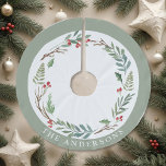 Saia Para Árvore De Natal De Poliéster Christmas Winter Berries Wreath Custom Family Name<br><div class="desc">Camisola de árvore de Natal personalizada com nome familiar personalizado rodeada por uma elegante camada de Natal com verde de inverno e bagas vermelhas.</div>