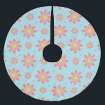 Saia Para Árvore De Natal De Poliéster Coral, rosa e pó, flores de margarida delicadas, a<br><div class="desc">Um belo padrão com flores margaridas pequenas e grandes em um gradiente macio - de cor-de-rosa coral com centro amarelo a azul em pó, colocado sobre um fundo leve. O design é complementado por pontos cor-de-rosa coral irregulares, adicionando leveza e charme. Uma escolha perfeita para amantes de padrões românticos, botânicos...</div>