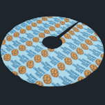 Saia Para Árvore De Natal De Poliéster Feliz Challah Dias Feriados Judeus Hanukkah<br><div class="desc">A saia da árvore de Natal apresenta um marcador original ilustrativo de um delicioso pão de chalá, com HAPPY CHALLAH DAYS em letra divertida, impresso em fundo azul. Ideal para decoração de férias! Este design também está disponível em outros produtos. Não vê o que está procurando? Precisa de ajuda para...</div>