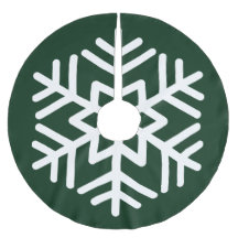 Grande Neve Branca em Floresta Verde